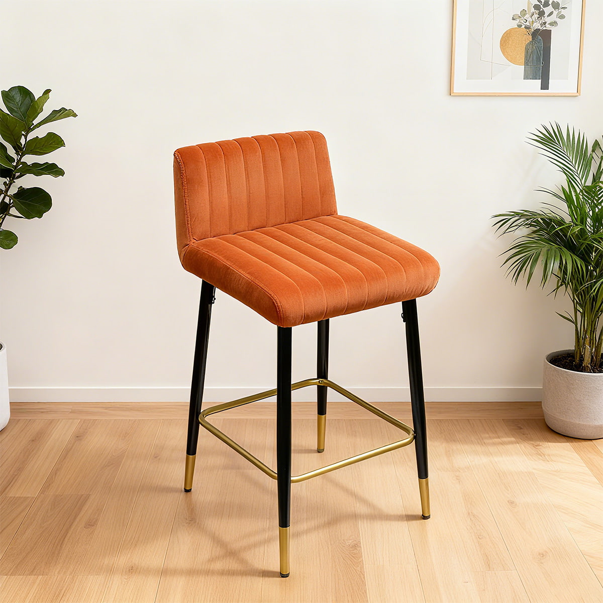 Modern Ochre Orange Velvet Barpall — 360° vridbar mothöjd stol med svarta och guldiga metallben, mjukt stoppad sits och fotstöd för köksö, bar eller matsal